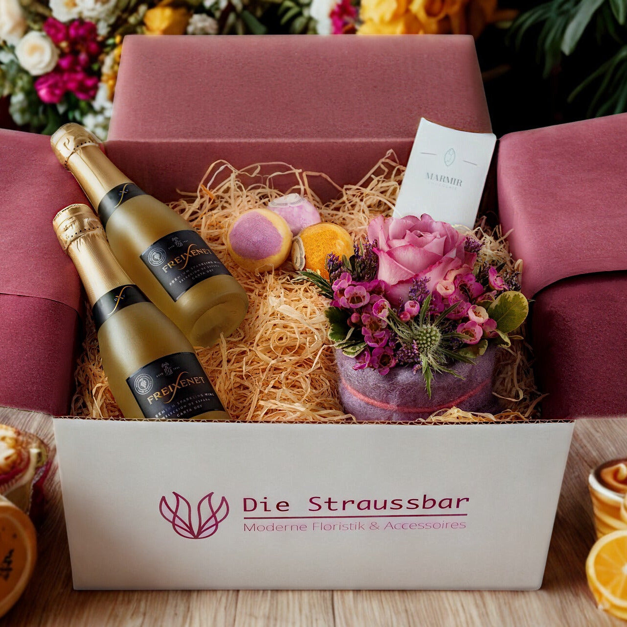 Die Straussbox - Geschenkbox zum 30 Geburtstag - geöffnete Box mit enthaltenen Produkten