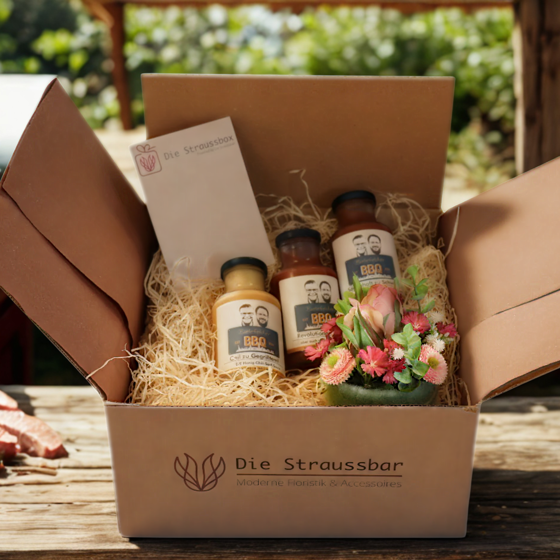 Die Straussbox BBQ Saucen Box - geöffnete Box mit enthaltenen Produkten