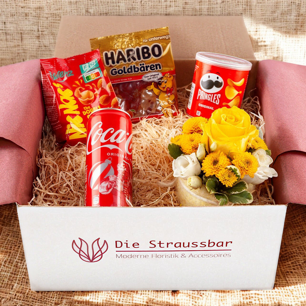 Die Straussbox - Movie Night Box - geöffnete Box mit enthaltenen Produkten