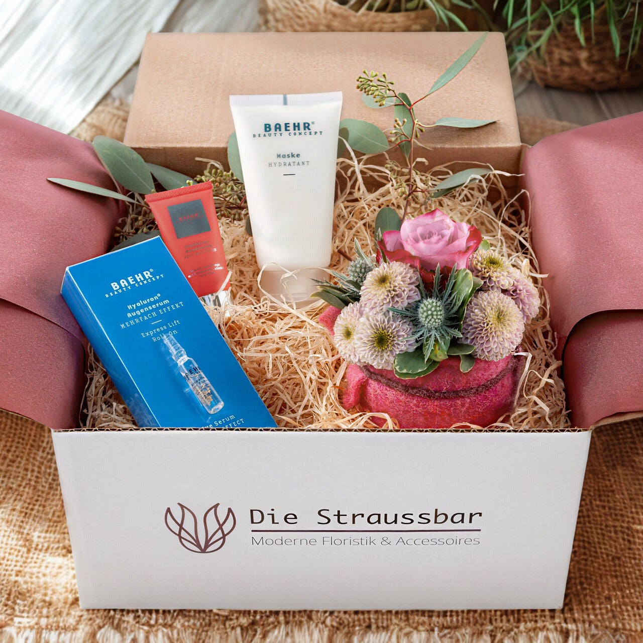 Die Straussbox - Kosmetik Box - geöffnete Box mit enthaltenen Produkten